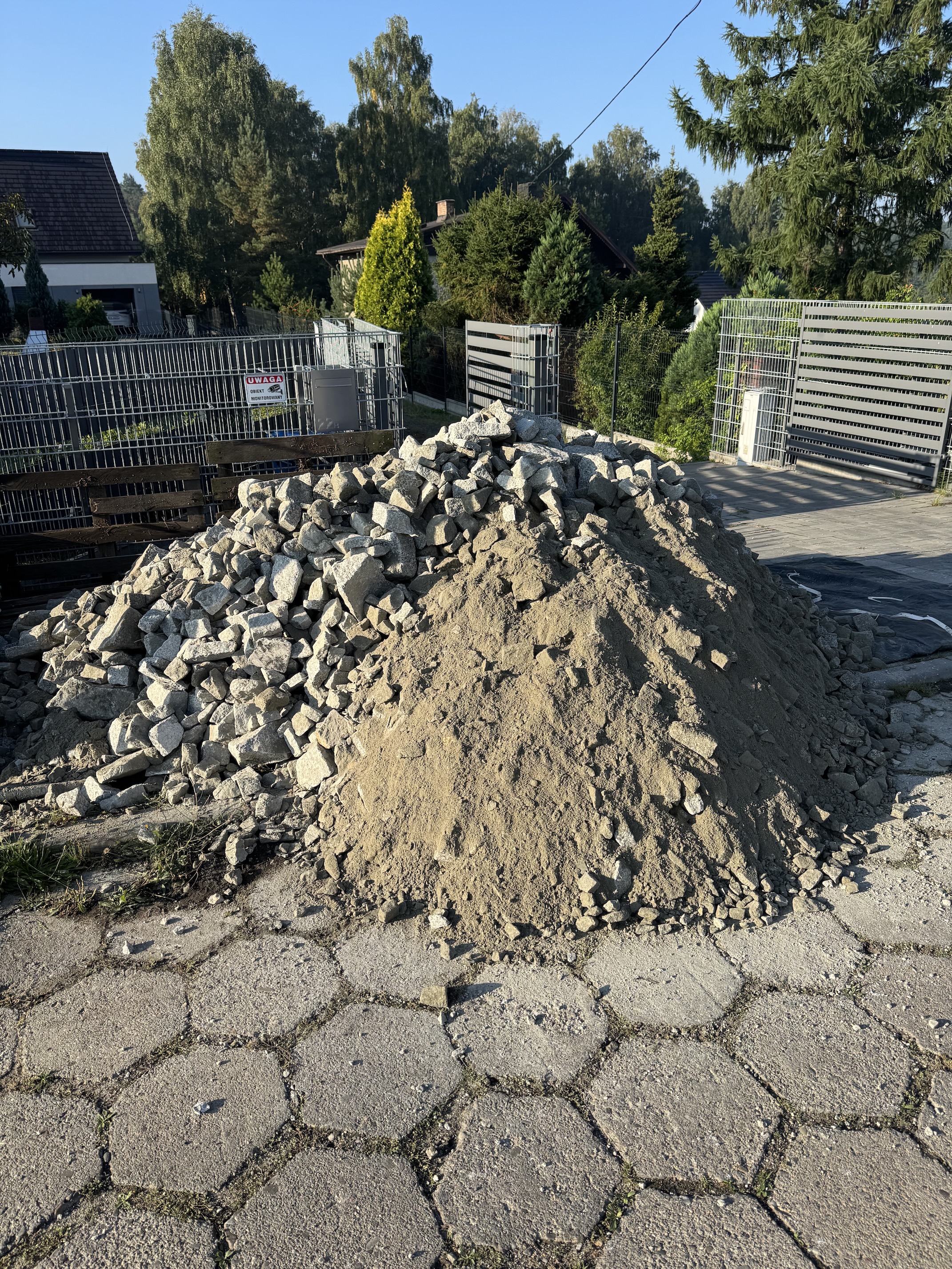 Zdjęcie miejsca uderzenia meteorytu na ul. Malinowej